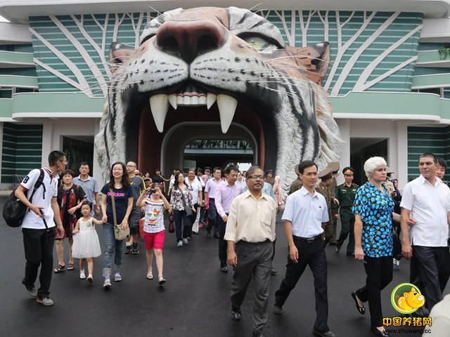 7月24日，在朝鲜平壤，平壤中小学生、工人、普通市民、驻朝外交使团和国际机构代表等进园参观。