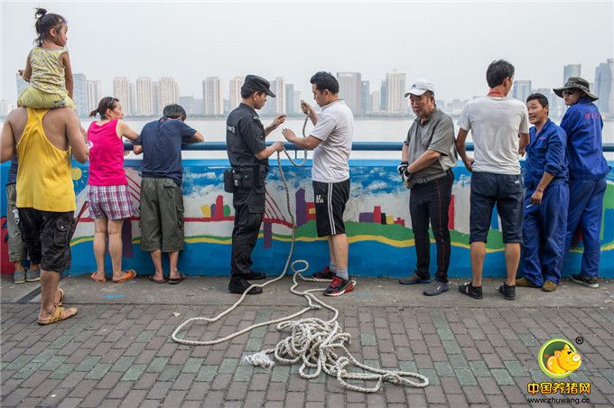 警民协力将男子救上岸。