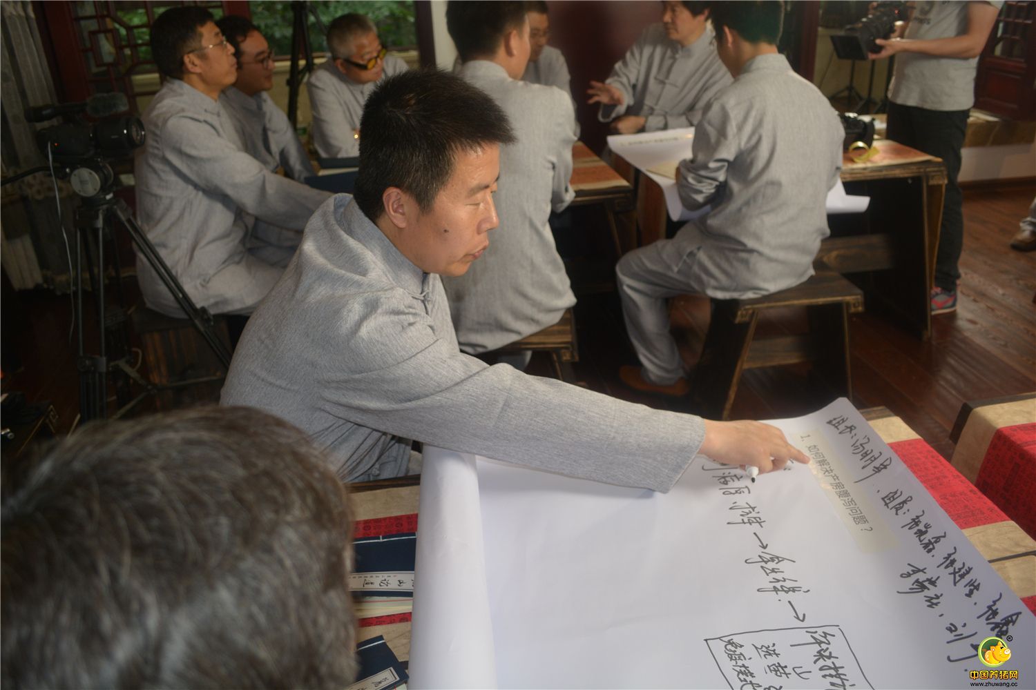 2016年6月3日，伴随着岳麓学院学规朗诵声，由湖南中岸生物药业有限公司、湖南新南方养殖服务有限公司主办的“第二届第五期芙蓉论坛——麓山论道”在湖南岳麓山能量谷拉开帷幕。来自上海、河南、江苏等地的十几位养殖友人齐聚麓山，围绕养猪过程中常见的母猪亚健康问题、猪营养问题、生物安全问题、猪繁殖障碍问题、影响养猪的因素、养猪过程中的小创新等进行了探讨。