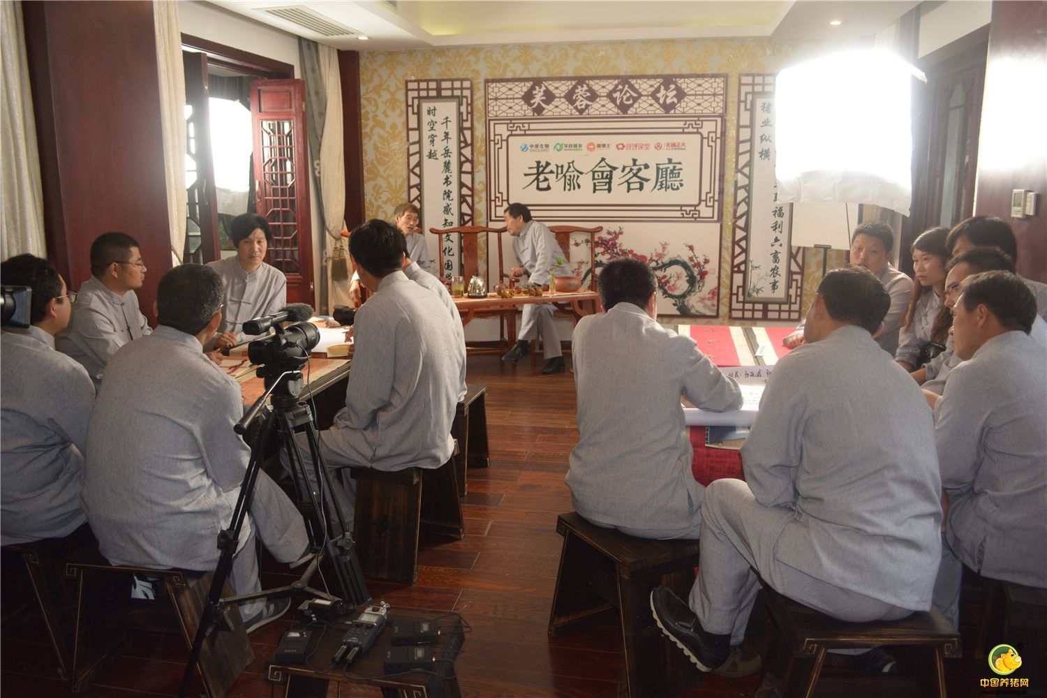 2016年6月3日，伴随着岳麓学院学规朗诵声，由湖南中岸生物药业有限公司、湖南新南方养殖服务有限公司主办的“第二届第五期芙蓉论坛——麓山论道”在湖南岳麓山能量谷拉开帷幕。来自上海、河南、江苏等地的十几位养殖友人齐聚麓山，围绕养猪过程中常见的母猪亚健康问题、猪营养问题、生物安全问题、猪繁殖障碍问题、影响养猪的因素、养猪过程中的小创新等进行了探讨。