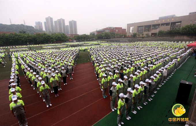 图为学生军训中。