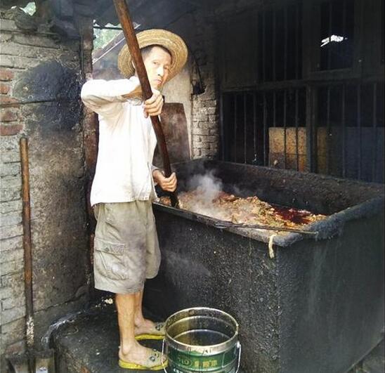 工业港村养猪户在搅拌潲水 　　 　　一名检查人员说：“化工区的私营养猪场远不止这几家，潲水、地沟油及乱排放的猪粪尿等严重影响着周边环境”。据了解，今年以来，虽然化工区城管部门不断加大执法力度，但餐厨废弃物违法运输现象却屡禁不止。联合检查组分析其主要原因是，私营养猪场有刚性需求，具有大量的消纳空间。一位业内人士指出，治理餐厨废弃物仅靠城管部门只能治标，多部门联合执法取缔非法养猪场和地沟油隐秘生产线才是治本之策。据八吉府街农业办公室介绍，6月30日是该区牲畜退养的最后期限，但从目前情况看，生猪退养情况并不容乐观。