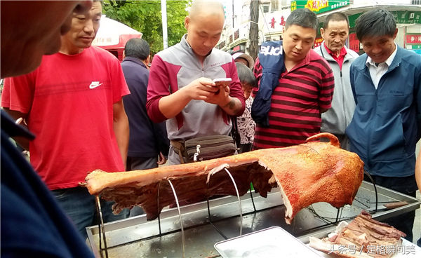 听小伙说这头猪是很重的，一头猪烤下来三四斤油呢，都是独家秘方配制烤制而成。味道确实不错，尤其配上散啤夏季吃起来更好。