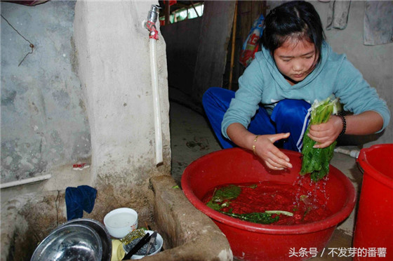 面对生活上的压力，精神上的压力。有时候，外表坚强的阿梅还是会忍不住哭出声来，毕竟她还是个孩子。