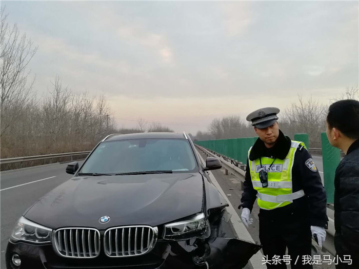 交警提示：货车司机运送货物特别是容易流动、漂移、脱落的货物时，务必要固定牢固，并在长距离运输中应到服务区对车辆进行检查。同时要中速行驶，避免急刹车、急转弯，以免发生类似事故。（