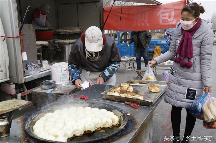 卖煎包的大叔有钱了，直接买了辆二手厢货车，并且加以改装，改成了移动包子铺。七毛钱一个的煎包大叔两口子一天能打三千个，整整五十锅。大叔说，农村人饭量大，吃个包子就算改善生活了，怎么不得多吃点，一个壮劳力一顿能吃十五六个呢。 