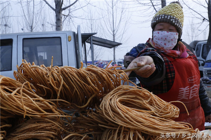 炸油馓的大哥大嫂说再炸上两天就能回家了，每年到这时候就格外的想家。他们的油馓时现场制作，而且价格很低，五块钱一斤。大嫂说这是他们家乡的特产，这年前卖的很快，一天下来，能卖上五六百块钱。 