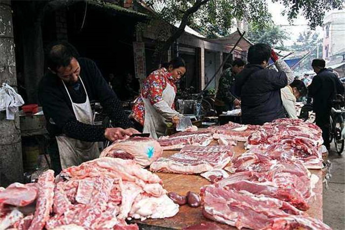 比如有机猪肉，原生态猪肉，甚至野猪肉。活猪，现宰现卖，光猪血都卖10元每斤。肉就不用说了。如果是大学生之类的，有包装有品牌有噱头，就更不一样了，卖的猪肉更香更好吃。 