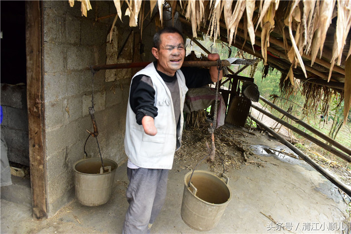 “像这种牛平均5000块钱一头，小牛说不到价格，收入一年可以有三万多块钱，带母猪、肥猪、小猪一起大概有35头，也有接近四万块钱。”兄弟俩对脱贫充满期待。 