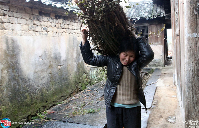 正因为心里装着家婆，30多年来，“哪怕是上一次街，连吃米粉的时间都想省下。”不仅如此，李玉英的娘家距离中唐家村仅3公里，几十年里，她只在母亲去世时，回家住了一晚。 