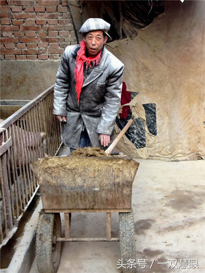 大哥是个勤快人，特别能干，虽然这里是山区，但大哥硬是在土地上下功夫，获得了不错的收益，因为这里的劳力都到城里打工去了，所以大哥就把别人家的土地承包过来，种了玉米产量还不错，可是玉米不值钱，但是大哥有大哥的想法。 