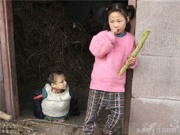 3、杰杰行为非常怪异，渴了扒在地上喝脏水，家人也劝阻不了也只好由他去了。