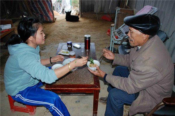 7、虽然已经辍学一段时间，但小梅还是有空就复习功课，她说“我想省点钱买几本养猪的书来看，现在我的知识还不够”。