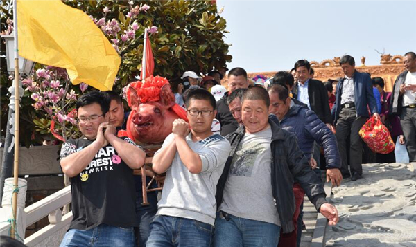 3、在当地，自古以来就有“谷雨时节，百鱼上岸”的说法。谷雨节气前后，气温开始回暖，海里的鱼虾开始向岸边洄游，渔民们便备好渔具，开始一年的海上生产。