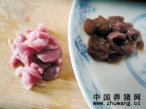 16:20，砧板上的新鲜碎猪肉与碟子里涂上牛肉膏后的猪肉对比
