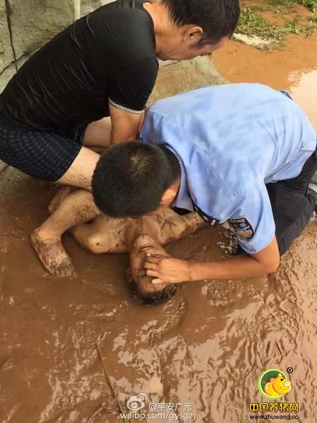 村民围观洪水不慎落水 民警跪地救人