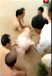哈哈哈！趁水打劫，不顾洪水，把猪捉上来吃