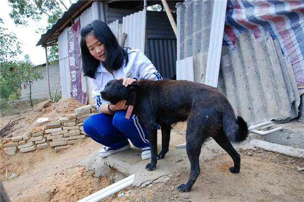 初中女孩儿进山养猪，每天省吃俭用只为救劳累过度的母亲...