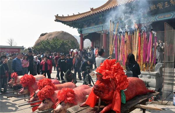 谷雨渔民祭海祈福，数十头大猪当供品场面壮观！