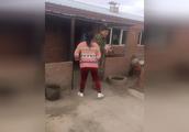 偷邻居家猪被主人抓到！尴尬了...